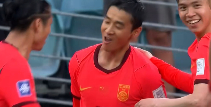 国足首秀告捷 韦世豪补时绝杀助球队1-0力克库拉